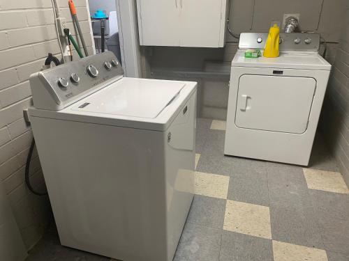 a kitchen with a stove and a washer and dryer at Beehive Cottage in Woodward