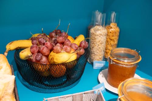 a bowl of fruit sitting on top of a table at Kyriad Direct Nevers Nord - Varennes Vauzelles in Varennes Vauzelles