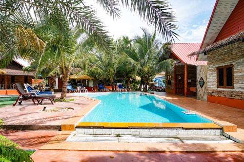 Kolam renang di atau dekat dengan Pinthong Aonang Villa