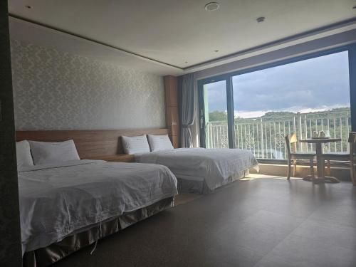 Postel nebo postele na pokoji v ubytování YangYang International Airport Hotel