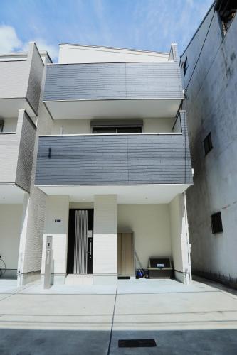a large white building with a lot of windows at 雅舍12 Osaka house new open一軒家貸切 in Osaka
