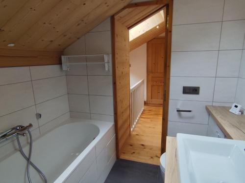 Appartement skis aux pieds 7 personnes au cœur de Méribel - FR-1-411-953