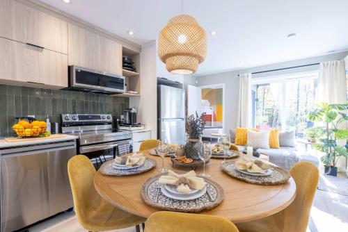 a kitchen and dining room with a table and chairs at Mini chalet Ecohaven - SPA in Brownsburg