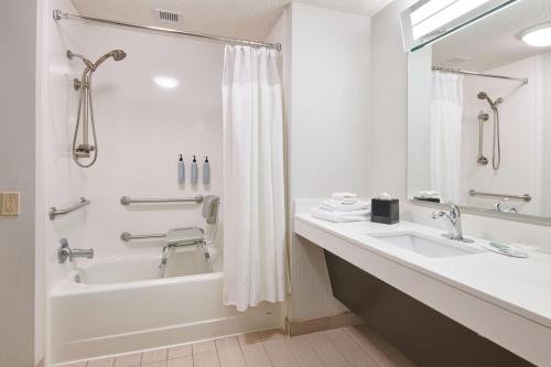 Ein Badezimmer in der Unterkunft Courtyard Columbus Downtown
