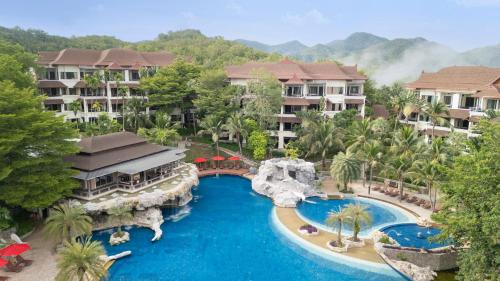 una vista aerea di un resort con piscina di Springfield Village Golf & Spa a Petchaburi