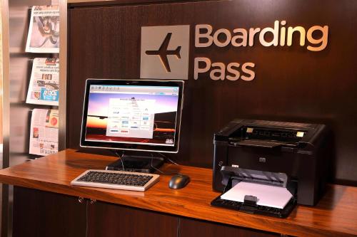 a desk with a desktop computer and a printer at Courtyard by Marriott Chicago Waukegan / Gurnee in Waukegan