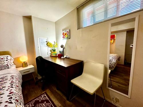 Postel nebo postele na pokoji v ubytování Cozy Private Room with Shared Bathroom on the 1st Floor - Conveniently Located near SeaTac Airport and Downtown