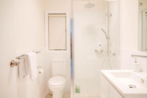un bagno con doccia, WC e lavandino di Tamworth Country Stay on Goonoo a West Tamworth