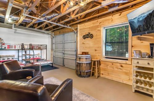 Χώρος καθιστικού στο Mountain View, hot tub, fire pit, game room