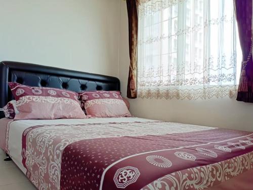Postel nebo postele na pokoji v ubytování COZY 2BR Pinewood Apt Jatinagor with Wi-Fi n Pool by 2ndHome