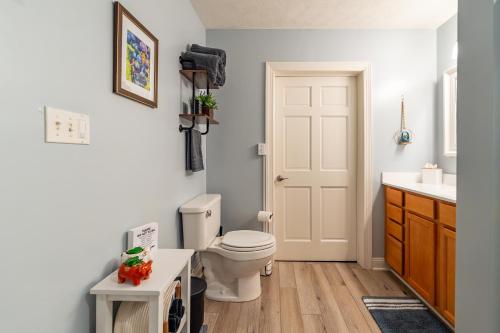 ein Badezimmer mit Toilette und Waschbecken in der Unterkunft Rustic Reserve - Vineyard Retreat in Stanley