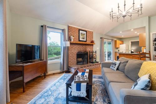 ein Wohnzimmer mit Couch und Kamin in der Unterkunft Rustic Reserve - Vineyard Retreat in Stanley