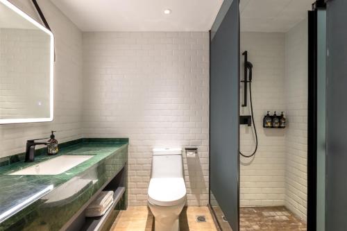 Uma casa de banho em Echarm Hotel Haikou Friendship Sunshine City Qiaozhong Road Branch
