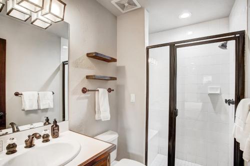 Ein Badezimmer in der Unterkunft Arrowhead Village at Beaver Creek