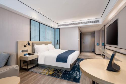 Uma televisão e/ou sistema de entretenimento em Echarm Hotel Haikou Friendship Sunshine City Qiaozhong Road Branch