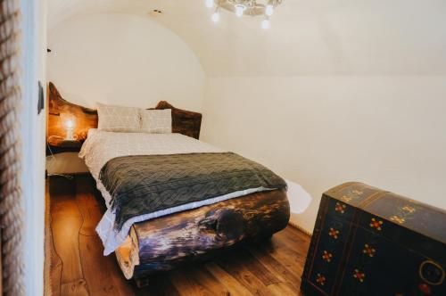 Postel nebo postele na pokoji v ubytování Hobbit house