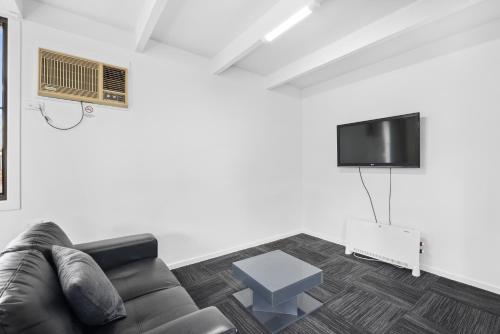 TV a/nebo společenská místnost v ubytování Sundown Villas
