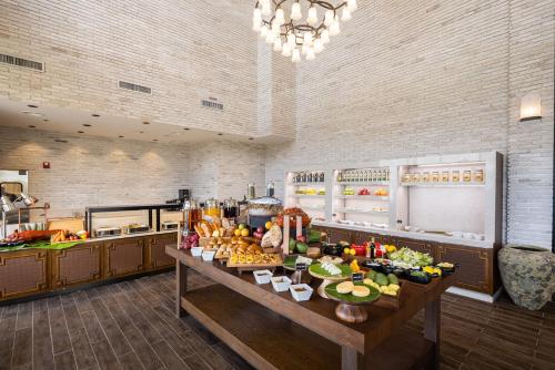 塞班Coral Ocean Resort的厨房配有装满水果和蔬菜的桌子