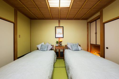 旅館 はちすの糸 Ryokan HachisunoItoにあるベッド