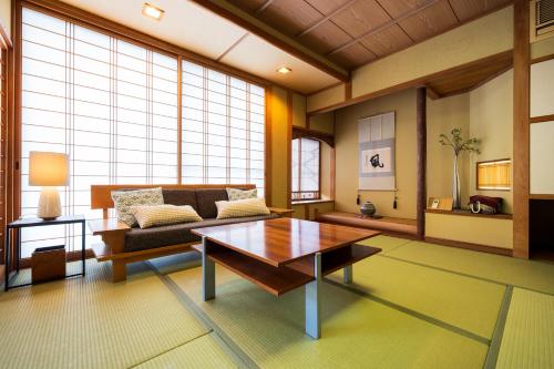 旅館 はちすの糸 Ryokan HachisunoItoにあるシーティングエリア