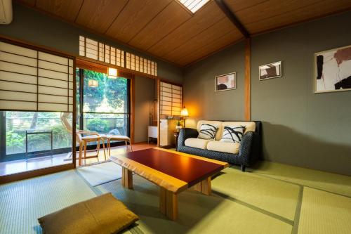 旅館 はちすの糸 Ryokan HachisunoItoにあるシーティングエリア