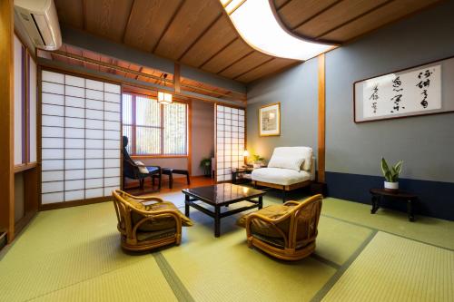旅館 はちすの糸 Ryokan HachisunoItoにあるシーティングエリア