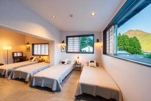旅館 はちすの糸 Ryokan HachisunoItoにあるベッド