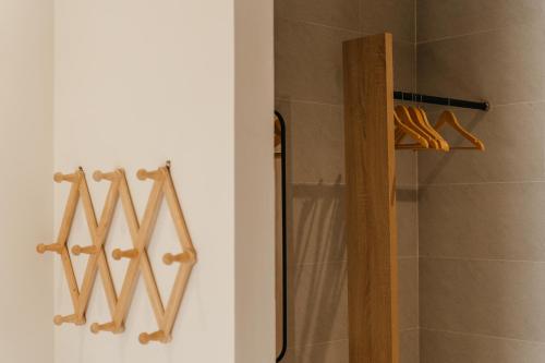 ein Badezimmer mit Dusche und Glastür in der Unterkunft Creme Homestay Đà Lạt in Khu Chi Lăng