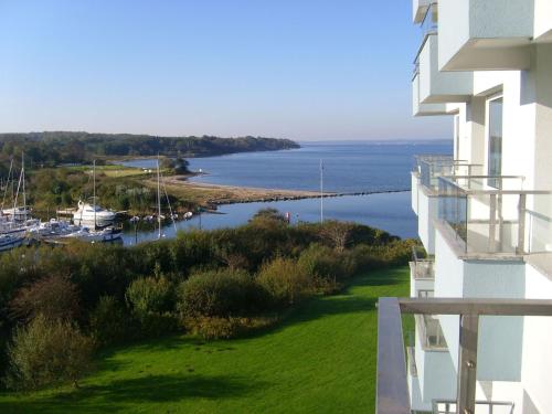 Blick auf das Wasser vom Balkon eines Gebäudes in der Unterkunft Ferienwohnung Fördeblick in Schausende