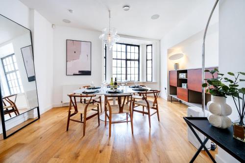 a kitchen and dining room with a table and chairs at Apt with Aircon 3 Bedr, 4 Beds, 2 Bath Trafalgar SQ in London