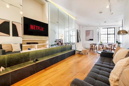a living room with a couch and a table at Apt with Aircon 3 Bedr, 4 Beds, 2 Bath Trafalgar SQ in London