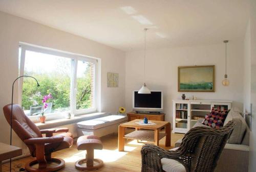 a living room with a couch and a window at Gästehaus Rohde in Rothenhaus