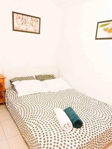 un lit avec deux oreillers dessus dans une chambre dans l'établissement Petit duplex Aéroport de Marseille et Plages, à Marignane