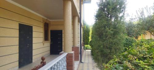 Un jardín fuera de Club Resort Kulob