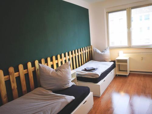 Un pat sau paturi într-o cameră la Beautiful apartment in Dessau-Roßlau
