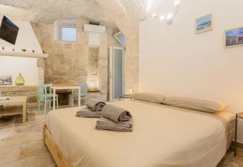 a bedroom with a large bed with towels on it at Da Nonno Luigi casa vacanze in Giovinazzo
