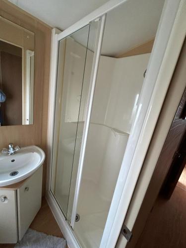 Ένα μπάνιο στο Towyn 122 Golden Gate Rentals