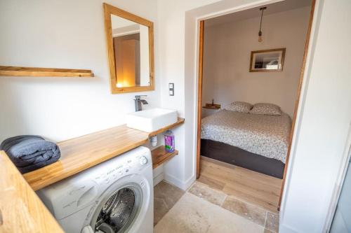 a bathroom with a washer and dryer in a room at maisonnette au calme, proche CDG, Parc Expo, Arena in Villepinte