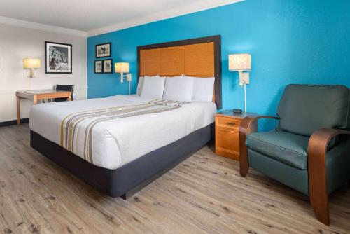 Letto o letti in una camera di La Quinta Inn by Wyndham Pittsburgh Airport