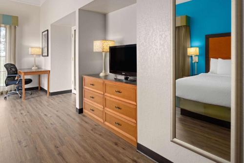 Letto o letti in una camera di La Quinta Inn by Wyndham Pittsburgh Airport