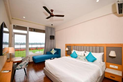 Postel nebo postele na pokoji v ubytování Hotel Aviral Ganga A Unit Of Amritaam Wellness