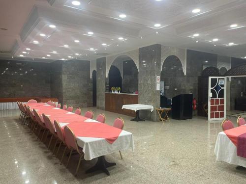 Restaurace v ubytování فندق ظفار Dhofar HOTEL