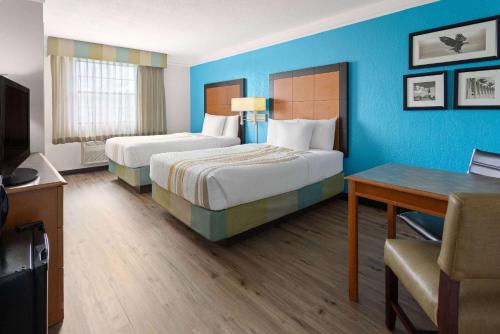Letto o letti in una camera di La Quinta Inn by Wyndham Pittsburgh Airport