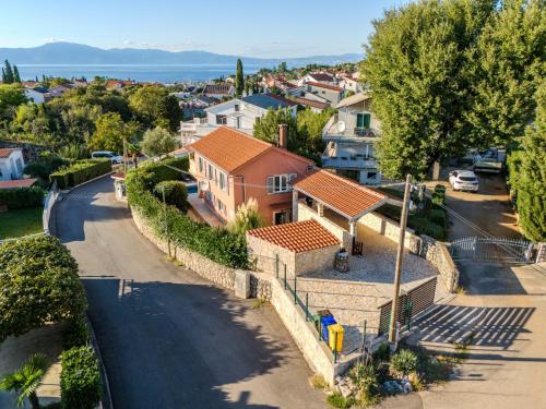マリンスカにあるVilla Badiの通り付きの家屋風景