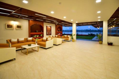 Ruang duduk di Hotel Aviral Ganga