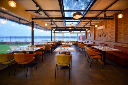 Restoran atau tempat lain untuk makan di Hotel Aviral Ganga