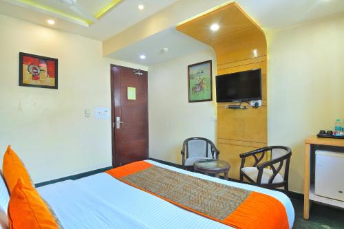 Hotel Hari Piorko Grand - 2 Min from New Delhi Railway Stationにあるテレビまたはエンターテインメントセンター