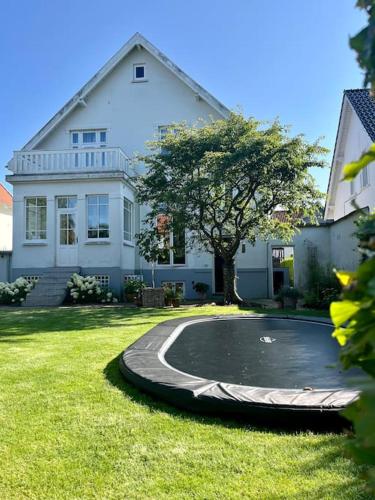 a house with a basketball court in the yard at Luxurious villa - exceptional location in city center with free P in Odense