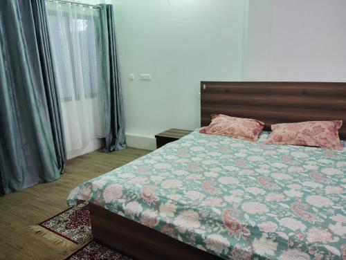 Postel nebo postele na pokoji v ubytování Tripathi's Humble Abode