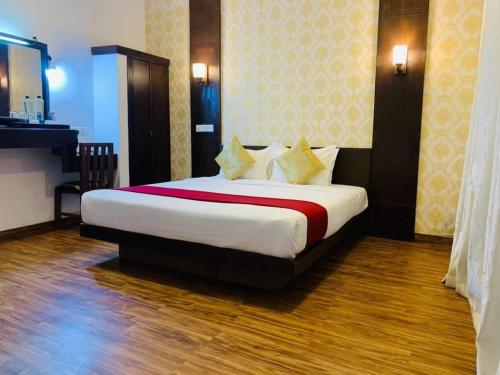 a bedroom with a large bed in a room at Ovitiyas Bandarawela in Bandarawela